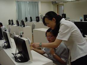 楊翼風老師協助同學電腦操作問題解答