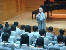 德慇師父鼓勵學生以平常心盡力表演