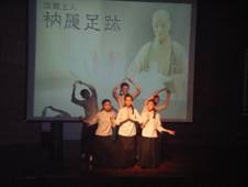 渡化人間柔美的旋律與蓮花意涵的手語動作，代表上人的一念悲心