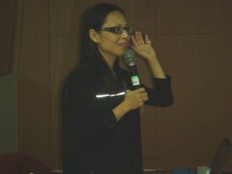 吳教授以問答方式使同學們知道英語的重要性。