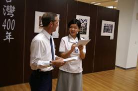同學克服心中的恐懼外籍老師Mr. Hoopman耐心指導同學發音與流利口說